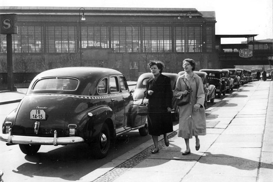 Zentralbild-Zimmermann Zi-Qu 23.3.1957 Am Bahnhof Friedrichstrasse, Berlin UBz. Blick auf die Taxi-Haltestelle.