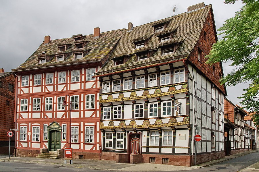 1024px-Bürgerhäuser_(ca._1600)_in_Einbeck_IMG_3608