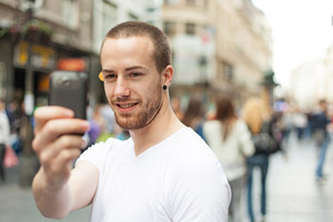 take photo with smartphone in public space
