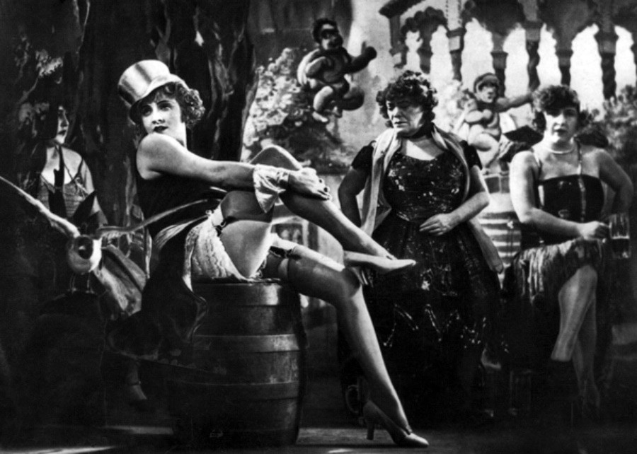 Marlene_Dietrich_in_The_Blue_Angel-900