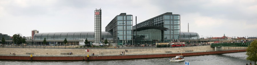 berlin-hbf-6--Berlin_Hauptbahnhof_Spree_pano